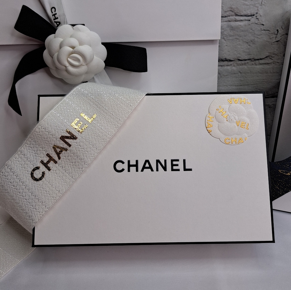 'CHANEL' GIFT BOX, RIBBON 'CAMILĹA' STAMP w/GOLD FĹECĶ TISSUE & SHREDDED PAPER